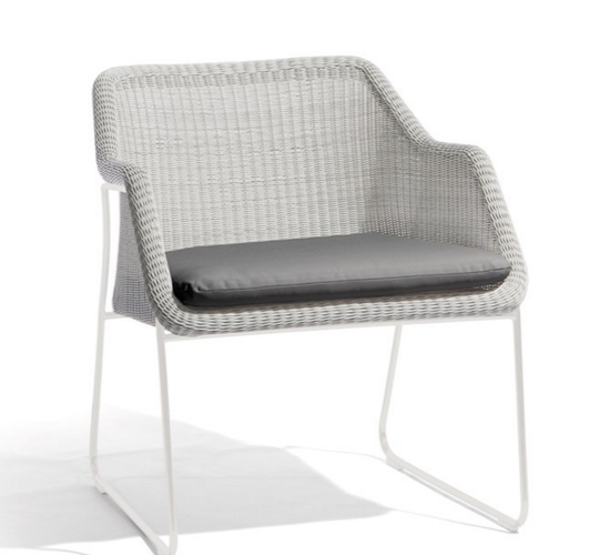 新款编藤金属休闲椅,一款非常现代时尚的休闲椅,框架的造型非常有动感